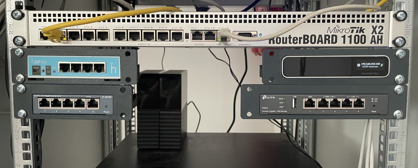 D-CKG2+ Držák do racku pro UCK-G2-PLUS, šedý