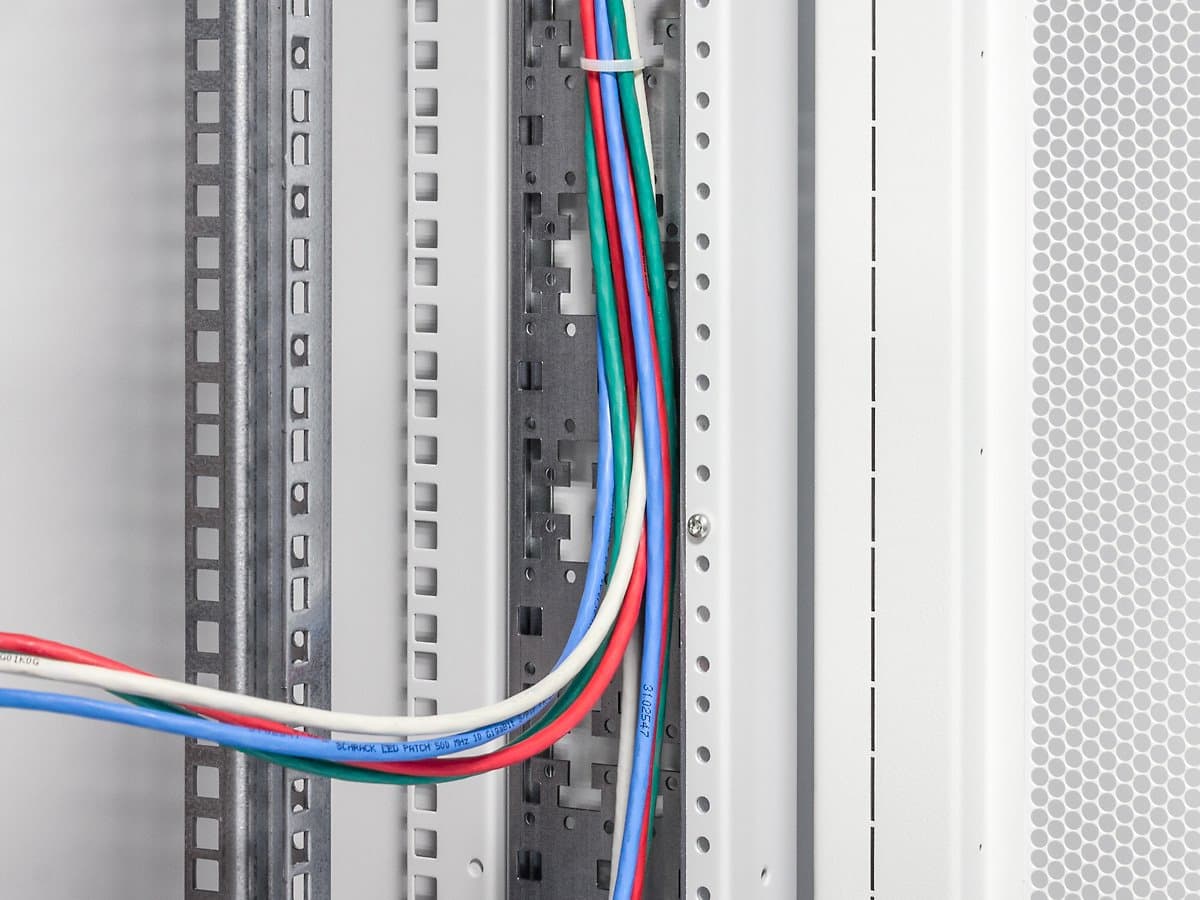 TRITON RAX-VP-V47-X2 vertikální vyvazovací lišta