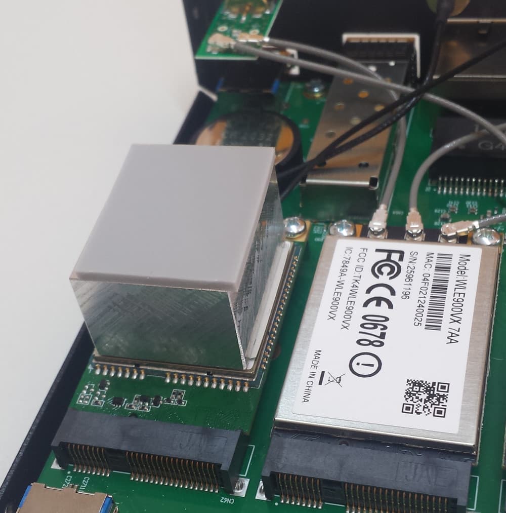 Turris Omnia chladič pro LTE modem