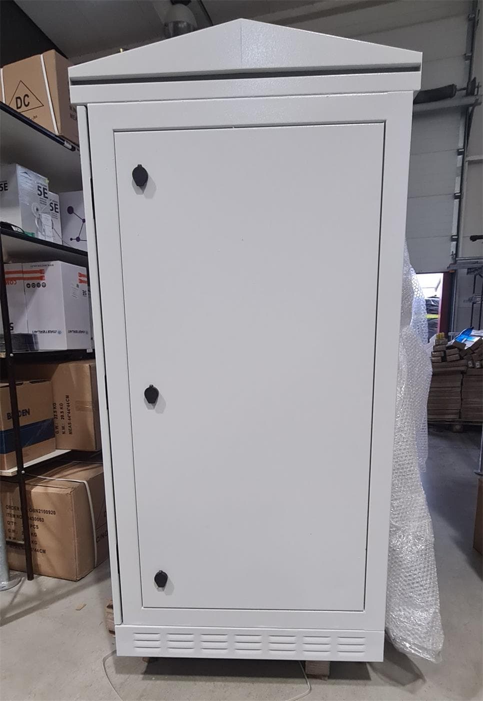 Masterlan samostatně stojící venkovní rozvaděč 19" 42U/800mm, ventilátor, termostat, zateplení, odjímatelné bočnice